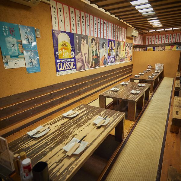 団体席から少人数様までと幅広いニーズに応えられるお席を用意しております。定期的な空気の入れ替えを行い卓上にはアルコールジェルも用意しております。周りの目を気にせずゆったり楽しいひと時をお過ごしください。大人数の宴会にも対応可能な座敷席をご用意しております。