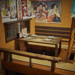 ▼掘りごたつ。足を伸ばしてゆったりくつろげる掘りごたつ席は、会社宴会や長時間の飲み会に大人気。靴を脱いでのびのびと過ごせるため、リラックスした宴会を実現できます。博多自慢の料理を囲んで、心置きなく仲間や家族との会話をお楽しみください。疲れを癒やし、心も体もリラックス。