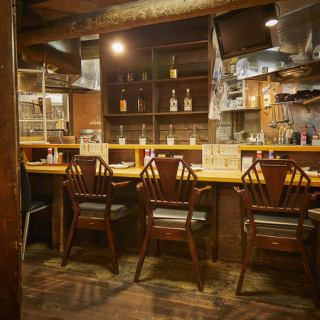 ▼カウンター。ライブ感あるカウンター席で、博多の名物料理を味わいながら、目の前で焼き上げる串や餃子を眺められます。少人数やデートにもぴったりの席で、充実したひとときをお過ごしください。