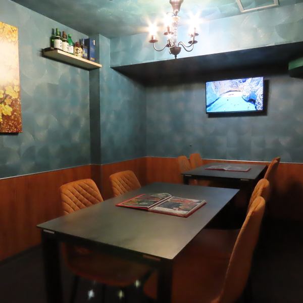 活気ある店内では、テラス席やソファ席も完備。気軽に集まれる空間で、仲間と楽しい時間を共有しましょう。賑やかな雰囲気が心を弾ませます！当店は個室もあり6～10名様向けです。モニター付き完全個室で接待や女子会など、プライベート感を大切にした集まりに最適な空間です。さまざまなシーンに対応できることが魅力的☆