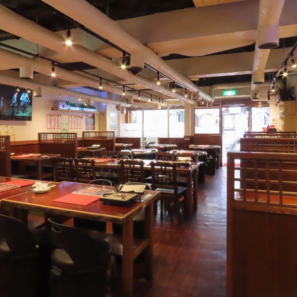 テラス席や個室を完備した当店で、大人数の宴会を楽しみませんか？賑やかに盛り上がる宴会は、当店の個室や多様な席で実現できます。大人数でも快適に過ごせる空間が整っており、特別な日の貸切にも対応。思い出に残るひとときを！イベントごとにも柔軟に対応します。ぜひお気軽にご相談ください！