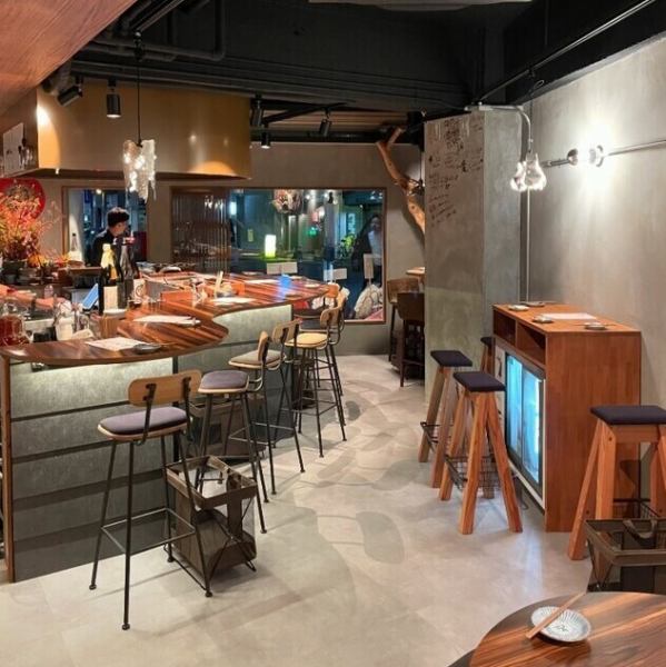 【カウンター席】一人の時間を贅沢に楽しむカウンター席！おひとり様でもゆっくりとリラックスしながらお食事ができる心地よい空間をご用意しております。カウンター越しに職人の技を間近で感じることができ、美味しい料理と共に特別なひとときをお過ごしください♪