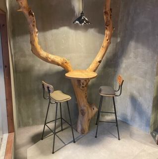 2名掛けのテーブル席は、デートや友人とのおしゃべりに最適です！木の温もりあふれる落ち着いた空間で、心地よい音楽を背景に過ごす贅沢をお楽しみください。お料理やドリンクも充実しており、素敵な時間を演出します♪