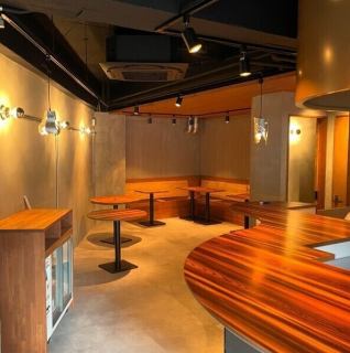 全10席のカウンター席は、落ち着いた雰囲気の中でお酒を楽しむのにぴったりです。おひとり様でも気軽にご利用いただけ、料理を目の前で楽しむ醍醐味があります！心地よい音楽と共に、素敵な時間をお過ごしください♪