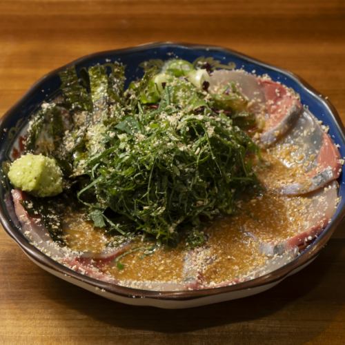 【大人気メニュー！】ふじまる特製の胡麻ダレと薬味で味わう胡麻カンパチ