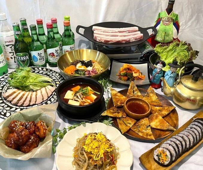 【享受店內氛圍】店內氣氛輕鬆，白天播放咖啡廳音樂，晚上播放K-POP音樂。我們有可容納 2 人或 4 人的桌椅座位，以及可容納 14 人的榻榻米房間。我們提供從主餐到各種宴會的一切服務。