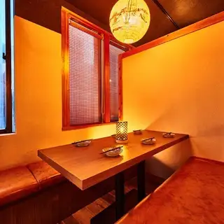 Our restaurant also offers couple seats for couples! Relax and unwind in our spacious, modern Japanese-style room, perfect for 2-4 people. Our private rooms for small groups are limited in number, making them ideal for dates and dinners in the Mitsukoshimae/Nihonbashi area, so please make your reservation early!