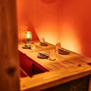 In a tranquil space overflowing with Japanese charm, we offer a variety of private rooms of different sizes.Closing the shoji screens creates a private and secluded space.By removing all the partitions and sliding screens to accommodate the number of people using the room, it becomes a large private room with only the beams remaining.The venue can be reserved for groups of 50 or more, making it ideal for large banquets of up to 60 people.