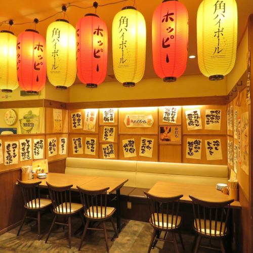 <p>活気ある店内で乾杯！！レイアウト自在のテーブル席は各種大型宴会にとっても便利◎打上げや各種宴会に皆様で楽しめるスペースもございます</p>