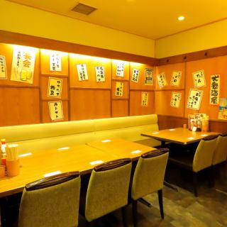 狭さを感じさせない広々としたテーブル席♪