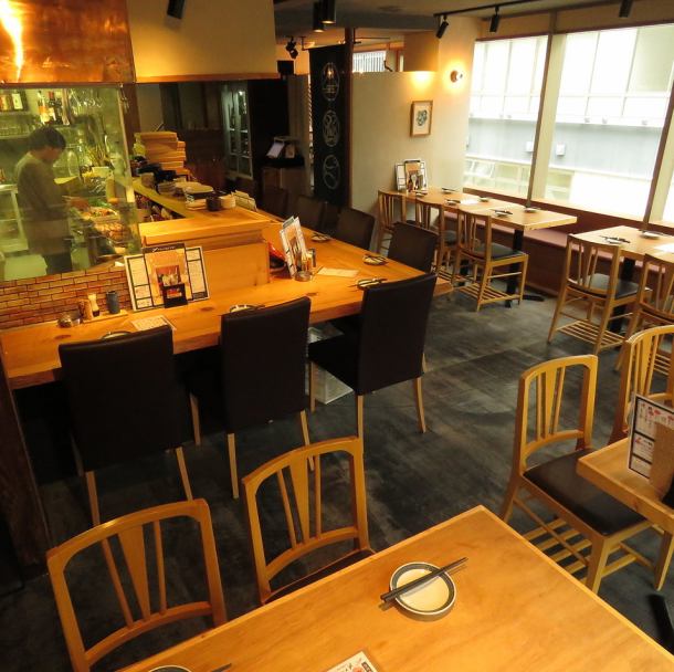 木の温もりを感じる店内。テーブルは各種人数に対応可能です！会社宴会や、女子会、友達同士、デートなど使い方は様々★集合と解散に便利な静岡駅より徒歩5分の好立地です！