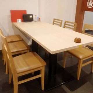 広々テーブル席4～6名様でご利用頂けます。