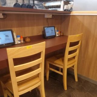 カウンター席、２名様までご利用可能