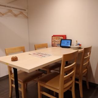 広々テーブル席2～4名様でご利用頂けます。