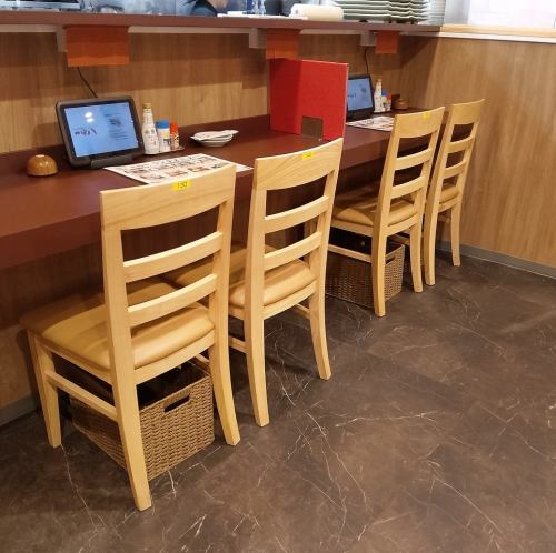 カウンター席、２名様までご利用可能