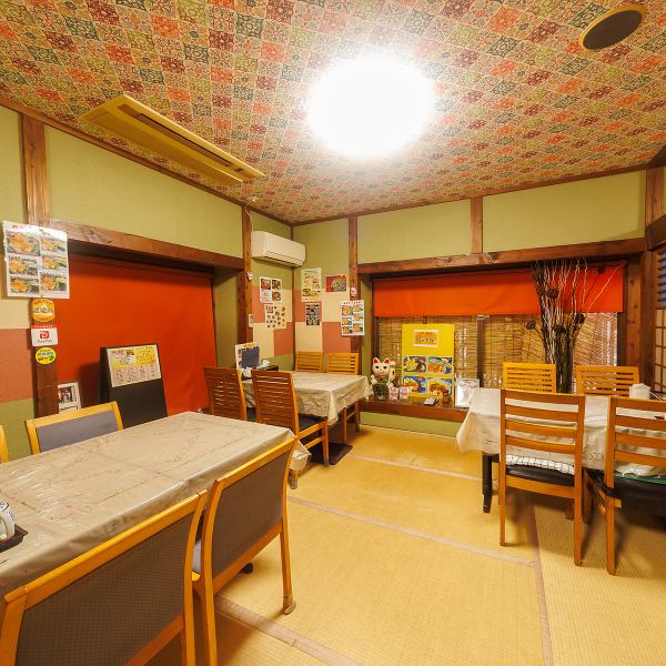 【大広間】会社のご宴会や大人数での集まりには、広々とした大広間がおすすめです。テーブル席の個室も完備しており、プライベート感を保ちながらも、大人数で一体感のある宴会が可能です。開放的な空間で、美味しい料理とお酒を囲んで、楽しい思い出づくりをお手伝いします♪