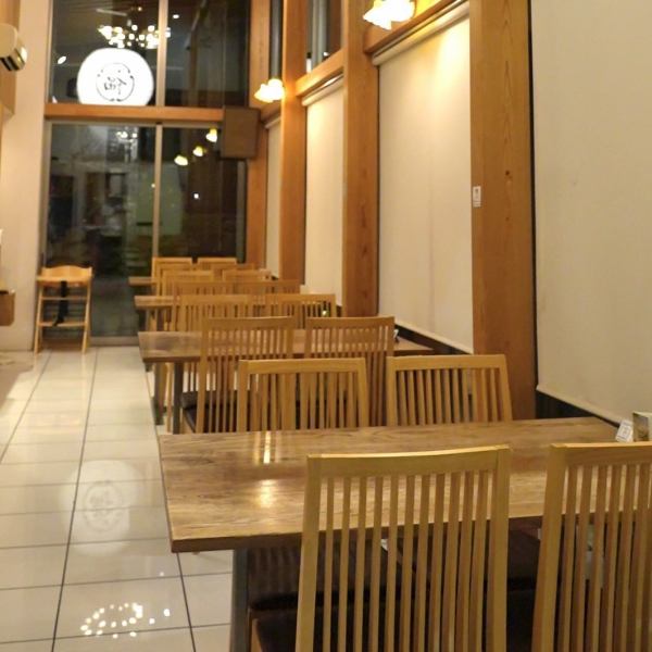 当店では、2名様掛けのテーブルから4名様掛けのテーブルまで、人数に合わせたさまざまなテーブル席をご用意しております。特別な人とのデートにもランチ女子会にも最適です♪