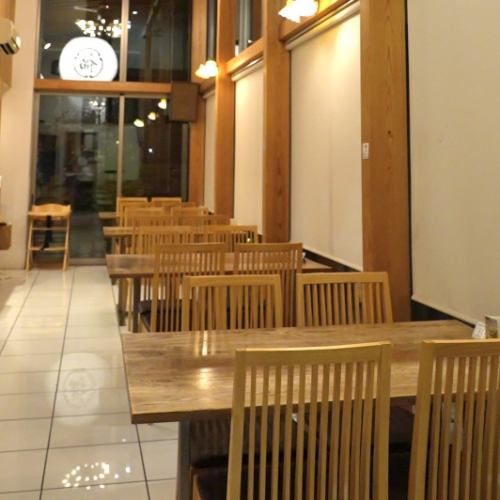 当店では、少人数のお客様向けに2名様掛けのテーブルを2席ご用意しております。テーブルは広めに設計してありますので、ゆとりあるスペースでお料理をお楽しみいただけます。