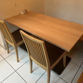 当店では、3名様掛けのテーブルを1席ご用意しております。向かい合って話し合うのにちょうどいい距離感のテーブルです。ゆったりと美味しいお料理やドリンクをご堪能ください。