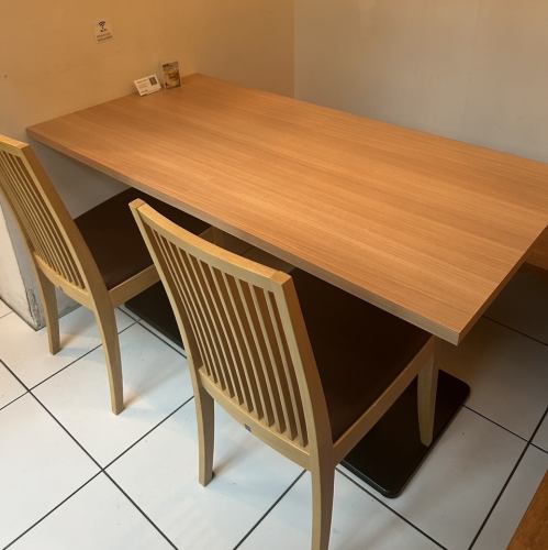 当店では、3名様掛けのテーブルを1席ご用意しております。向かい合って話し合うのにちょうどいい距離感のテーブルです。ゆったりと美味しいお料理やドリンクをご堪能ください。