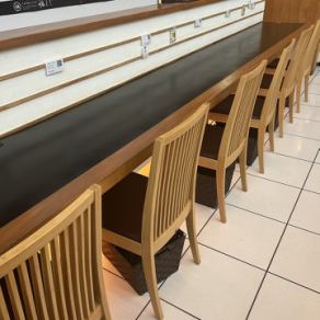 当店では、お一人様でもお気軽にご来店いただけるように、1名様掛けのカウンターを4席ご用意しております。周囲を気にすることなく当店自慢の料理をご堪能いただけます。