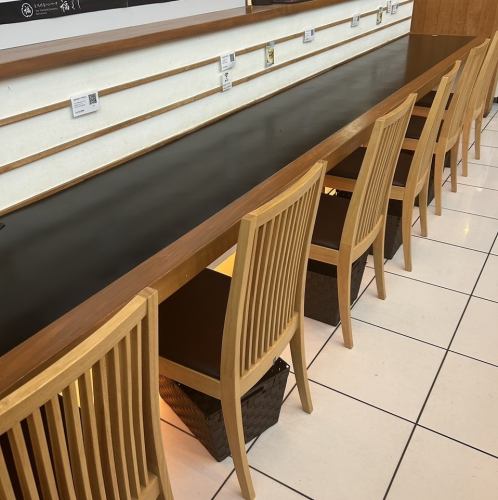 当店では、お一人様でもお気軽にご来店いただけるように、1名様掛けのカウンターを4席ご用意しております。周囲を気にすることなく当店自慢の料理をご堪能いただけます。