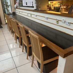 デートや記念日のお食事に最適な2名様掛けカウンター席を2卓ご用意しております。程よい距離感で親密な会話を楽しみながら、作り手の想いやこだわりを感じていただけます。