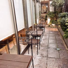 当店では、テラス席として、2名様掛けのテーブル席を3席ご用意しております。外の空気を感じながら食べるお料理は格別ですので、ぜひお気軽にお申し付けください。