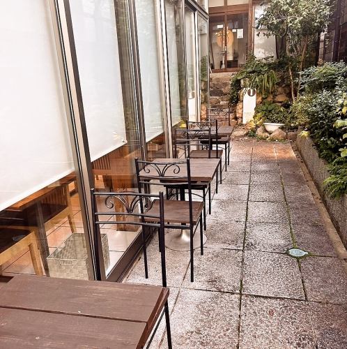 当店では、テラス席として、2名様掛けのテーブル席を3席ご用意しております。外の空気を感じながら食べるお料理は格別ですので、ぜひお気軽にお申し付けください。