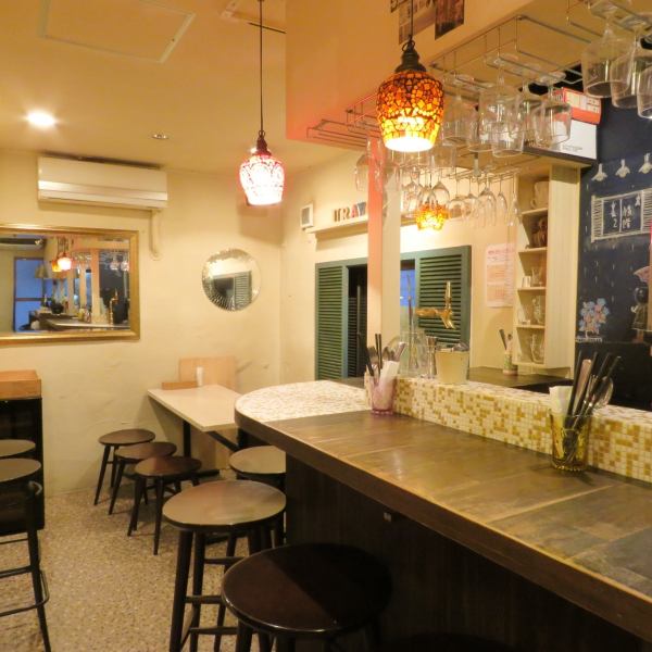 カウンター10席、テーブル6席の16席の小さな店内です。お料理内容は一緒に相談して決めましょう♪お気軽にご相談下さい。お気軽にご相談下さい。裏横浜の隠れ家的スポット☆カジュアルでありながらも横浜らしさが漂うお洒落な雰囲気の中で、素敵なひとときをお過ごし下さい！