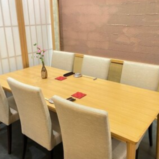 同僚との会食や接待でもご利用いただける個室をご用意しております。席数も少ないため、お早めにご予約ください。