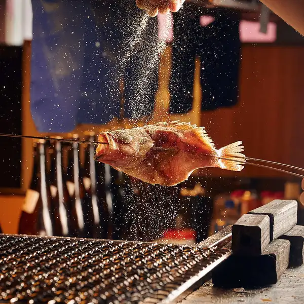 "厳選した旬食材の炉端焼き"