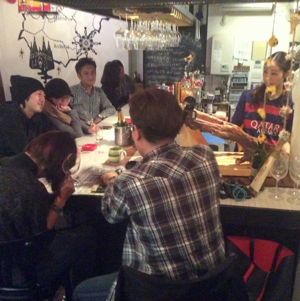 おひとりさまでもデートでも使えるカウンター席◎陽気なスタッフさんと会話したりお客様同士でお話ししたりアットホームな雰囲気が楽しめます♪