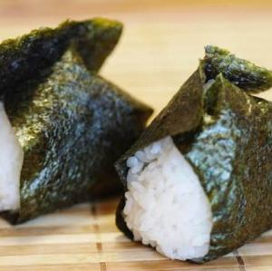 饭团（鲑鱼饭团或李子饭团）