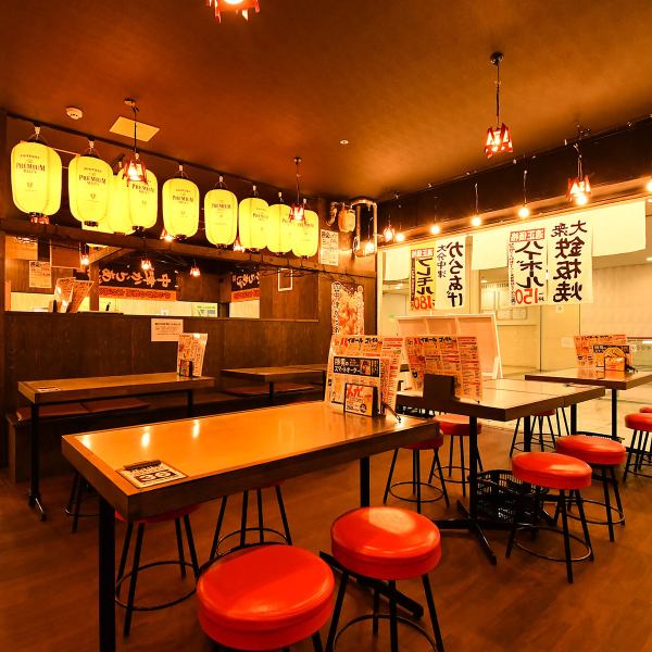 最大90名様までご利用いただける開放的な店内。昼飲みでも仕事終わりの同僚との飲み会にも最高！お気軽にお越しください♪※２０名様以上のご予約はお電話にてお願いいたします※
