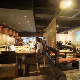 Comfortable table seats! You can relax and enjoy food and drinks in a stylish space for adults with a Japanese atmosphere. Please use it for various occasions such as private drinking parties and various banquets.