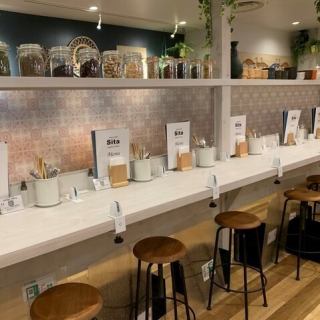 <Counter seat> A stylish seat popular for dates♪ [1 to 6 people] This seat can be easily used even by one person.It is also a popular place for dates.Our store was created by a designer with the theme of a relaxing space, and can be used for a variety of purposes.