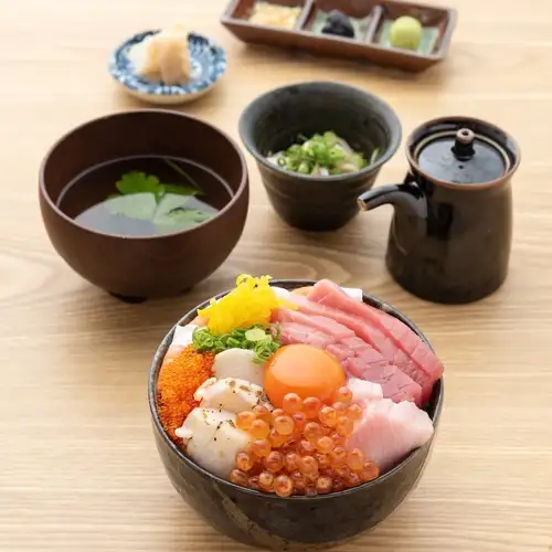 これぞ贅沢の極み！黒田飯で仕入れる全てのネタを盛り付けた、ボリューム満点【黒田飯特盛丼】♪