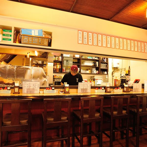 カジュアルなカウンターは肩肘張らず、餃子をお楽しみ頂けます♪「今日は軽く1杯。」そんな時間に堂山餃子チャオズをごりようくださいませ。