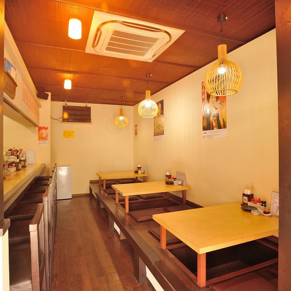 テーブルで餃子女子会も出来ちゃいます。テーブル席は最大12名でご宴会いただけます！お気軽にお問い合わせくださいね！