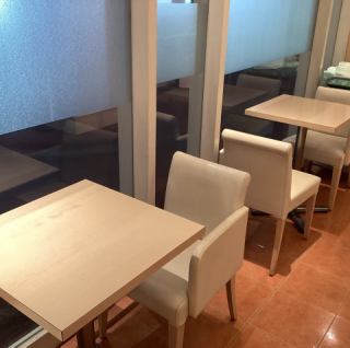 【2人掛けテーブル席】お一人様から少人数でお気軽にご利用いただける使い心地も丁度良いお席です。カフェ利用などにぜひ！