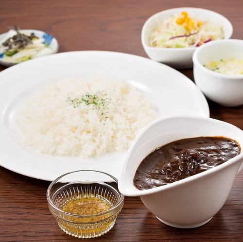 【長年の歴史ある逸品をご堪能♪】国会ビーフカレー　1560円(税込)