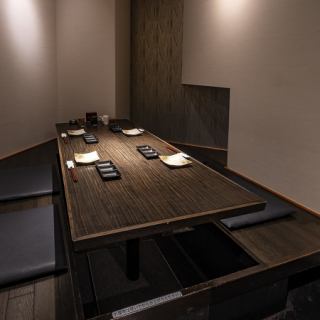 This is a semi-private room with sunken kotatsu seats that can accommodate 4 to 6 people.