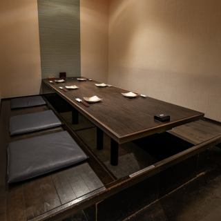 This is a private room with sunken kotatsu seats that can accommodate 6 to 8 people.