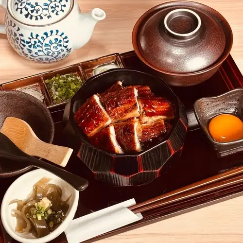 我们仅在午餐时段提供特制海鲜套餐。