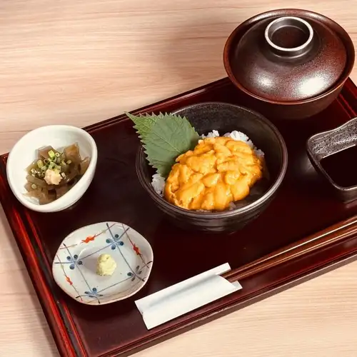 他们还有一款特色米饭,上面铺满了海胆和鲑鱼籽。