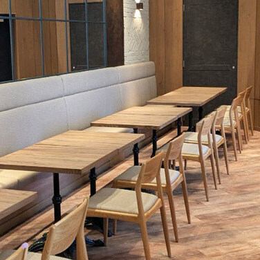 店内はシンプルでモダンなインテリアが特徴。ゆったりとしたテーブル配置で、友人や家族との会話を楽しみながら、食事を満喫できる空間です。オープンキッチンから漂う香りと音でリラックスできます♪お気軽にお立ち寄りください！