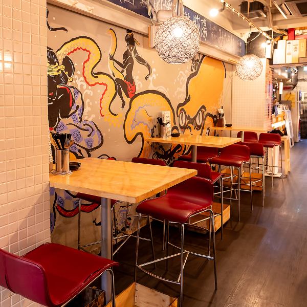 【宴会にも★】奥行きも深くお料理も存分に楽しんでいただけます。おしゃれな空間は、デート1人飲みに最適の雰囲気アリのお席です。♪お料理・お酒・おたばこ全てをご堪能いただけます。ドリンクもお料理も358円～♪大人たちの基地BASE358をお気軽にご利用くださいませ！