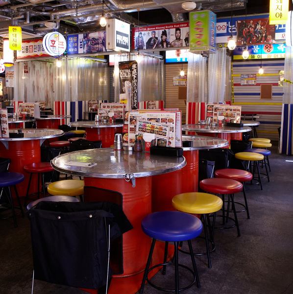 【各種ご宴会ご予約承り中★貸切宴会・パーティーにも♪】広々とした店内で流れるK-POPと新宿なのに韓国の市場のような店内。気軽に立ち寄れる近くの韓国をお楽しみいただけます★デートやお買い物帰り、お仕事帰りに気軽にお立ち寄りください！忘新年会に是非♪
