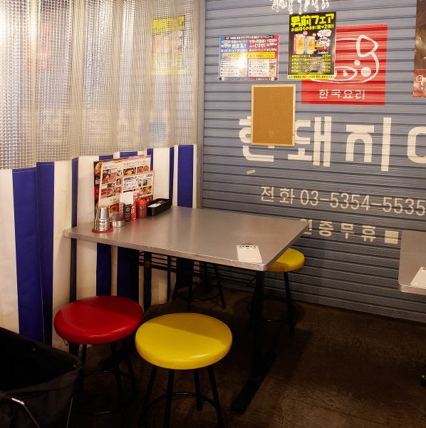 【少人数からご利用いただける半個室★】2～30名様ＯＫ★忘年会・合コン・デート・女子会各種宴会に幅広くご利用いただけます！（例：6名席×4卓、4名席×１卓）忘新年会に是非♪